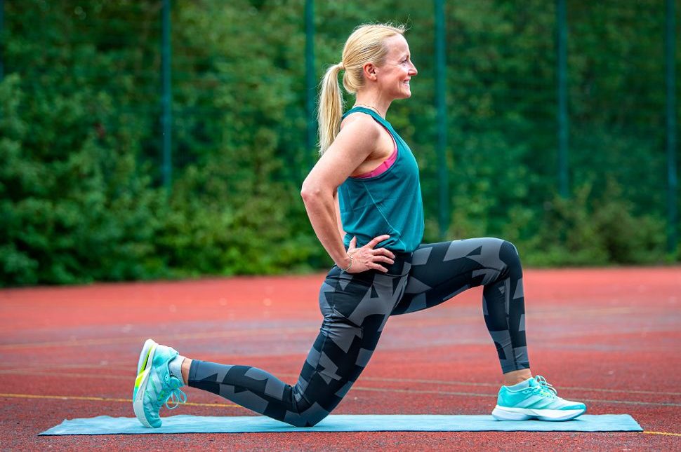 Foto einer Athletin auf Yogamatte in Anyaneyasana für: Spezialisiere dich auf Yoga für Athleten: Biomechanik, Faszien, Periodisierung & mehr. 20 UE mit hohem Praxisanteil. Für Athleten, Yogalehrende & Gesundheitskräfte.