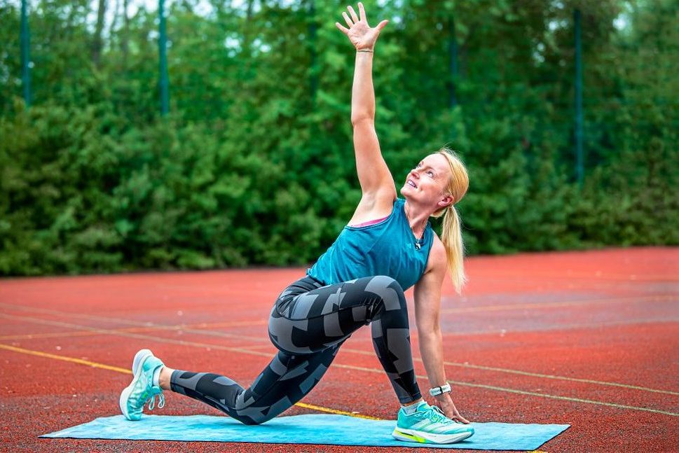 Foto einer Athletin auf Yogamatte im verdrehten Ausfallschritt für: Yoga für Athleten Teacher Training: 20 UE fundiertes Wissen für Yogalehrende, Gesundheitsfachkräfte & Athleten. Mit 8 Praxisstunden.